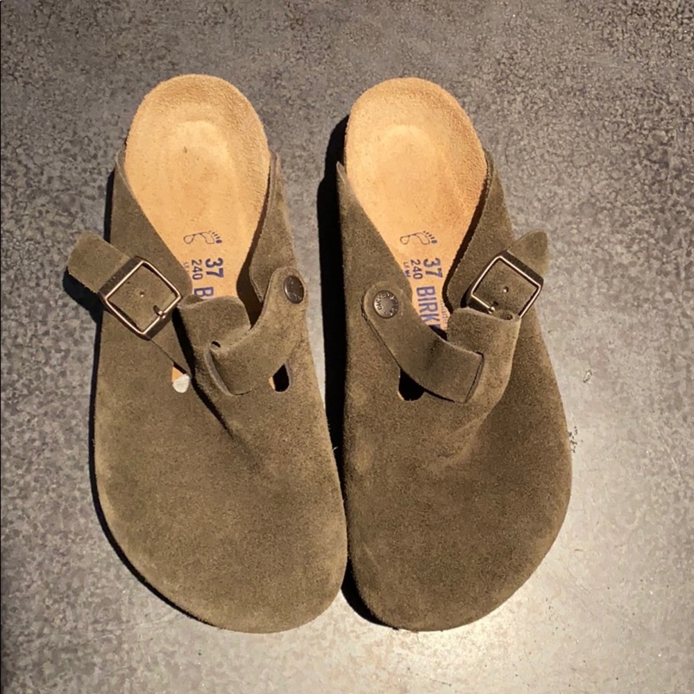 Chocolate brown Birkenstock’s